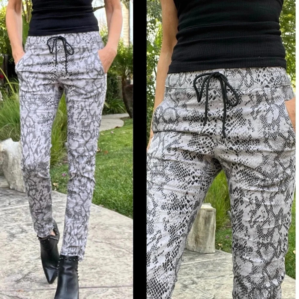 Bevy Flog Shely 30 Pants Gray Python Snakeskin Print